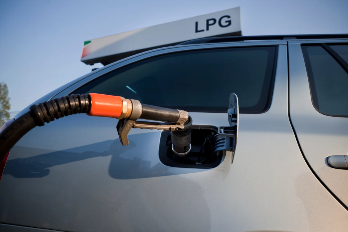 "To już pewne - ceny gazu pójdą w górę" - alarmuje w weekendowym wydaniu "Fakt". "Sejm i Senat wprowadzają w życie unijną dyrektywę, która wymusi na Polsce zwiększenie krajowych zapasów LPG" - tłumaczy tabloid. 