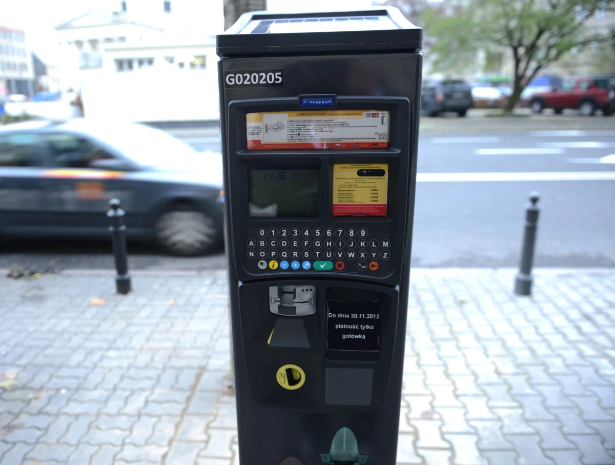Parkometry, do których trzeba wpisywać numer rejestracyjny auta, nie znikną z warszawskich ulic. Jak dowiedział się reporter RMF FM, Zarząd Dróg Miejskich mimo porażki przed sądem administracyjnym nie wycofa tych urządzeń.