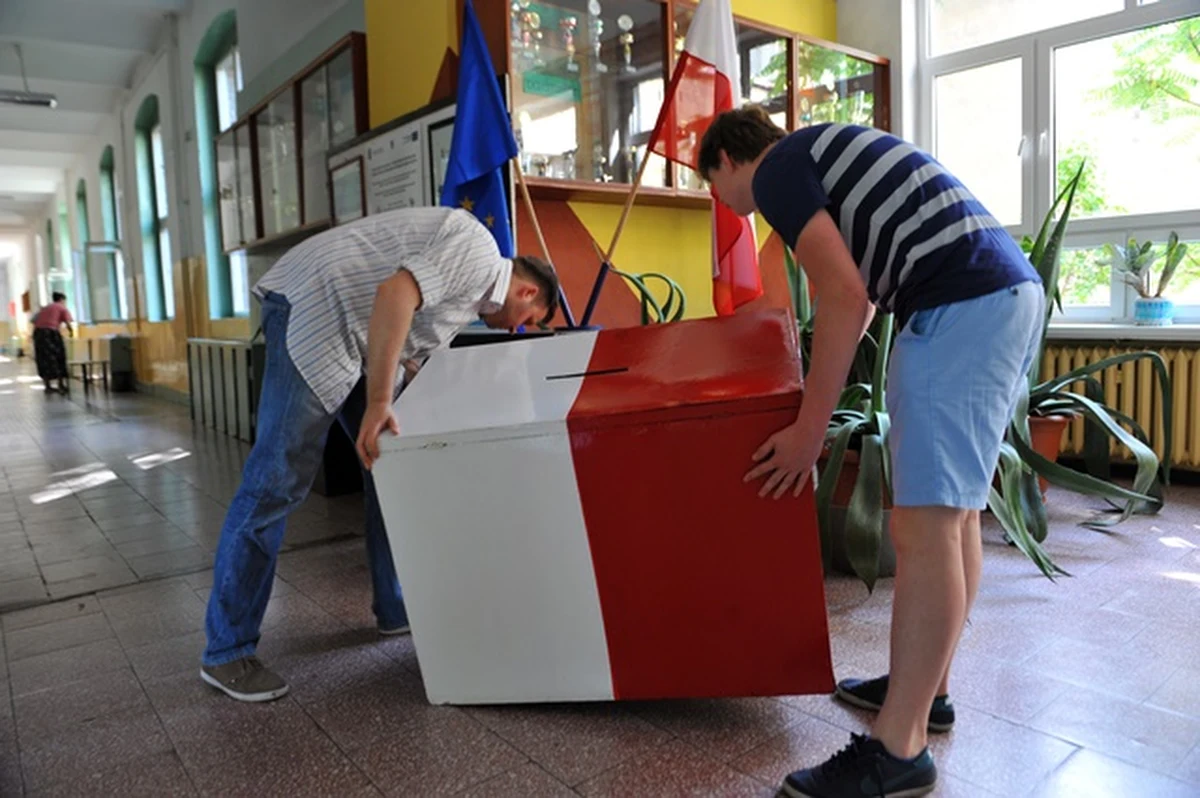 Od północy trwa w Polsce cisza wyborcza przed eurowyborami. W jej trakcie nie wolno wywieszać plakatów, namawiać do głosowania na konkretnych kandydatów i na listy. Najwyższa grzywna - od 500 tys. zł do 1 mln zł - grozi za publikację sondaży.