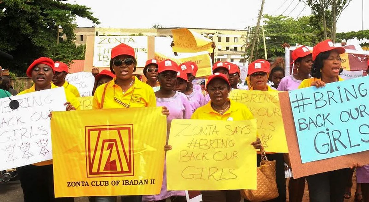 Licealistki, porwane przez terrorystów z Boko Haram, były widziane po raz pierwszy od czasu ich uprowadzenia - taką wiadomość podały władze Nigerii. 14 kwietnia islamiści porwali ponad 300 uczennic z gimnazjum z internatem w miejscowości Chibok w odludnym regionie Nigerii. Wkrótce potem kilkudziesięciu dziewczętom udało się uciec.