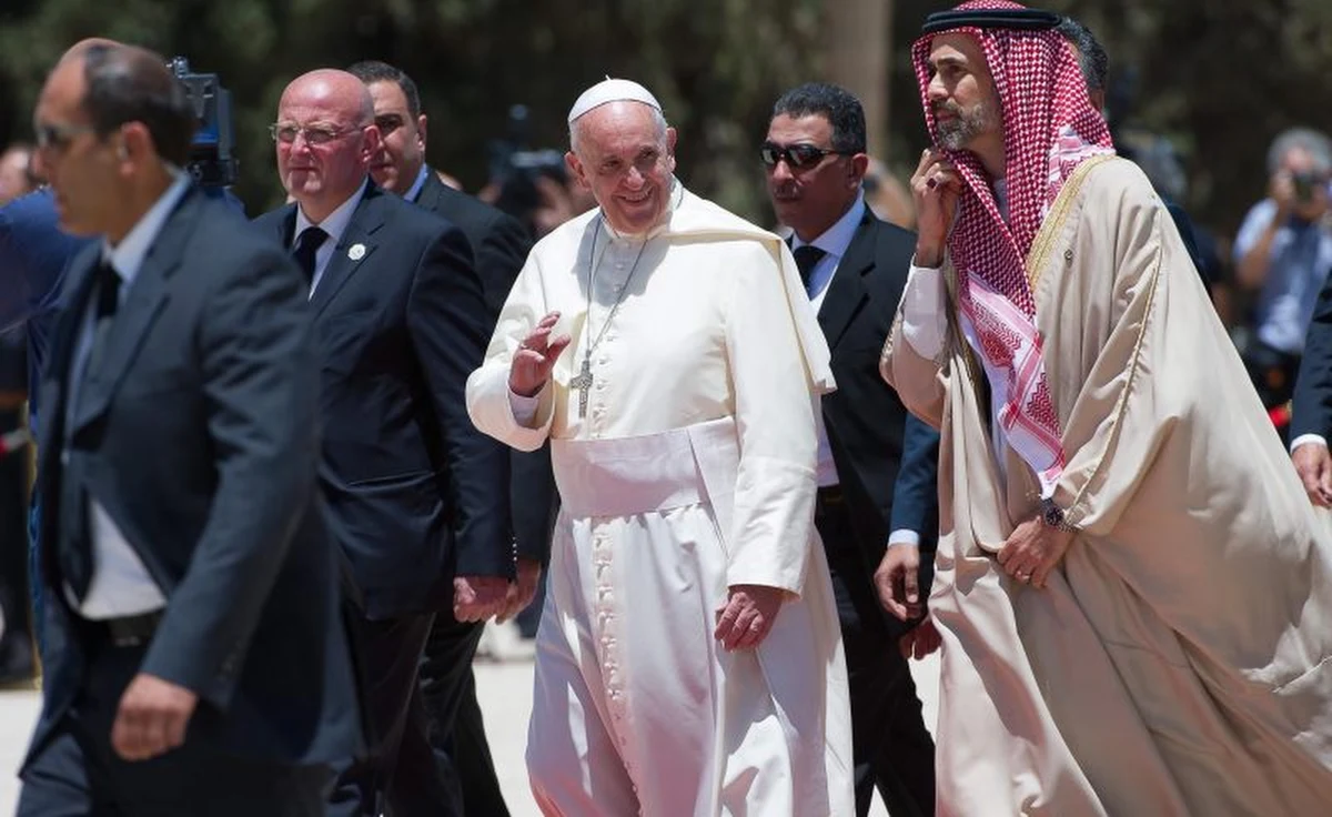 Papież Franciszek, który rozpoczął w sobotę pielgrzymkę do Ziemi Świętej, zaapelował po przybyciu do Jordanii o pilne rozwiązanie konfliktu syryjskiego oraz izraelsko- palestyńskiego. Dziękował władzom Jordanii za pomoc uchodźcom.
