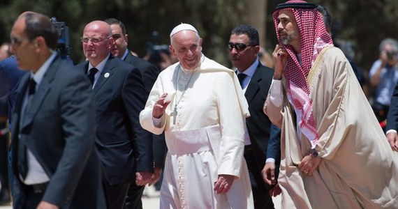 Papież Franciszek, który rozpoczął w sobotę pielgrzymkę do Ziemi Świętej, zaapelował po przybyciu do Jordanii o pilne rozwiązanie konfliktu syryjskiego oraz izraelsko- palestyńskiego. Dziękował władzom Jordanii za pomoc uchodźcom.
