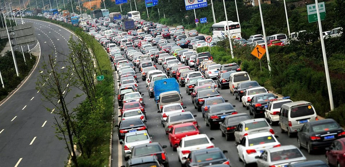 W Sao Paulo, największej metropolii Brazylii i całej Ameryki Południowej powstał korek o łącznej długości 344 kilometrów! Zator utworzył się w piątek wieczorem na ulicach i drogach dojazdowych do miasta.