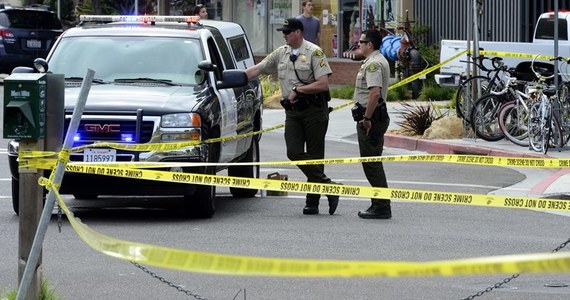 Jadący samochodem mężczyzna otworzył ogień do przechodniów na ulicy w Santa Barbara w Kalifornii, przez co sześć osób zginęło, a siedem zostało rannych. W mieszkaniu sprawcy znaleziono zwłoki kolejnych trzech osób - podały media w sobotę czasu miejscowego.