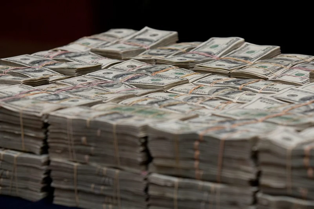 Międzynarodowa Federacja Piłki Nożnej szacuje, że mistrzostwa świata w Brazylii, które rozpoczną się 12 czerwca meczem gospodarzy z Chorwatami, przyniosą jej rekordowe dochody w wysokości 4 miliardów dolarów. Organizacja mundialu ma pochłonąć 2 miliardy dolarów.