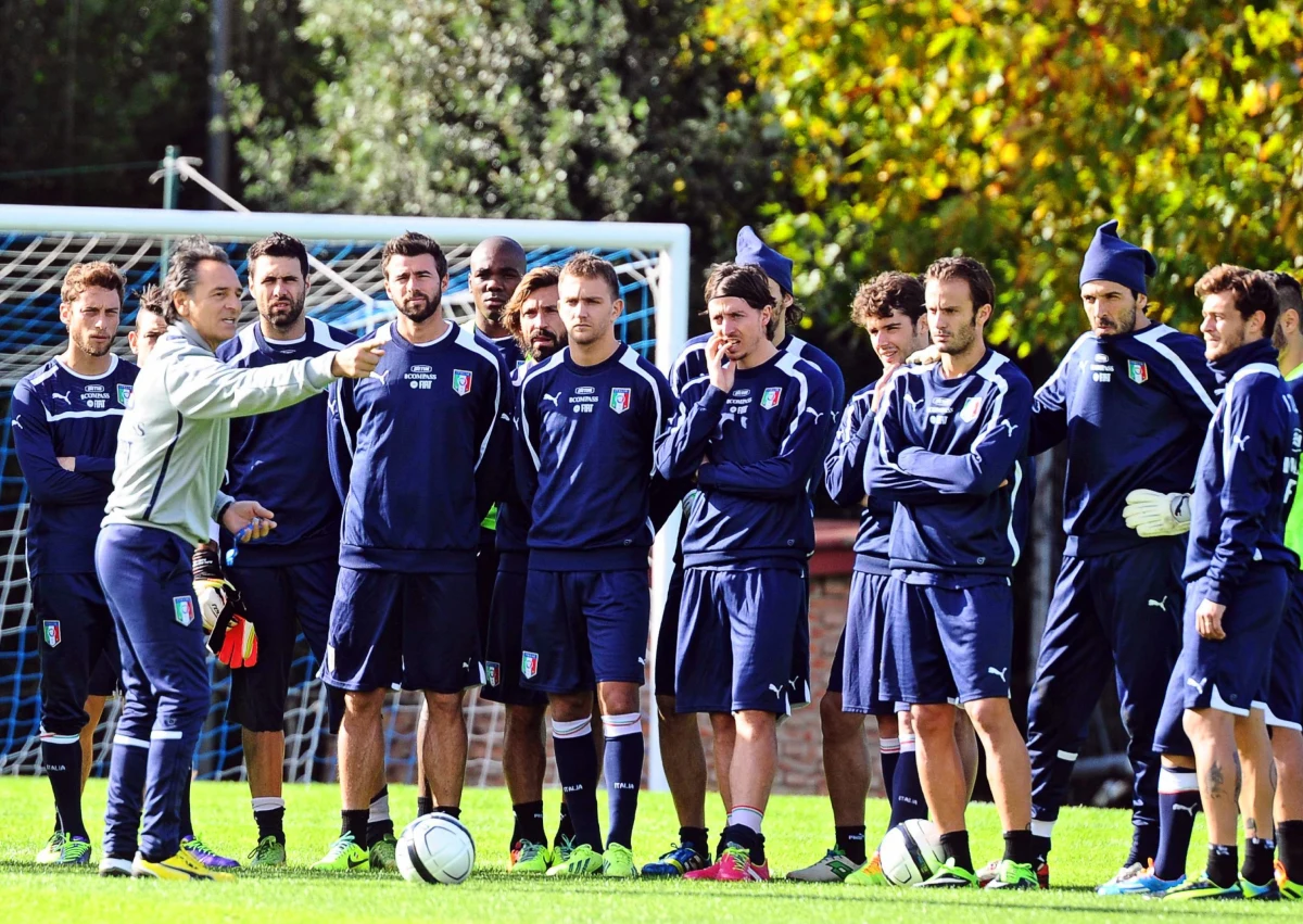 Reprezentację Włoch zawsze wymienia się w gronie głównych faworytów mistrzostw świata. Nie bez powodu nazywa się Włochów „drużyną turniejową”. Piłkarze z Italii cztery razy byli mistrzami świata, na podium Mundialu stali łącznie siedmiokrotnie. Teraz znów stać ich na wiele, choć trafili przecież do grupy śmierci z Anglią i Urugwajem. Jednak Andrea Pirlo, Gianluigi Buffon, Daniele De Rossi czy Mario Balotelli gwarantują walkę o najwyższe cele.