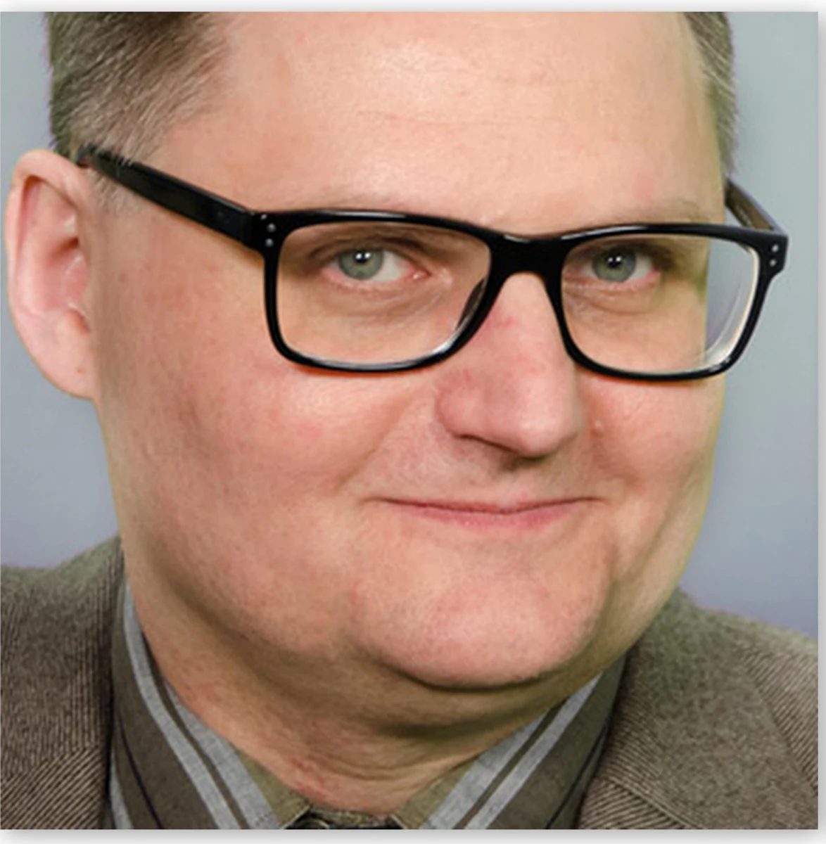 Co to jest: dwanaście złotych pentagramów tworzących okrąg na lazurowym tle? Łatwa to zagadka. Zwłaszcza ostatnio, kiedy na każdym kroku widzimy symbol rodem z flagi Unii Europejskiej z okazji wyborów do europarlamentu. Dlaczego więc piszę o tak banalnej sprawie? Bo do wcześniej znanych interpretacji tego gwiaździstego znaku chciałbym dodać jeszcze jedną, którą ja sam wymyśliłem. 