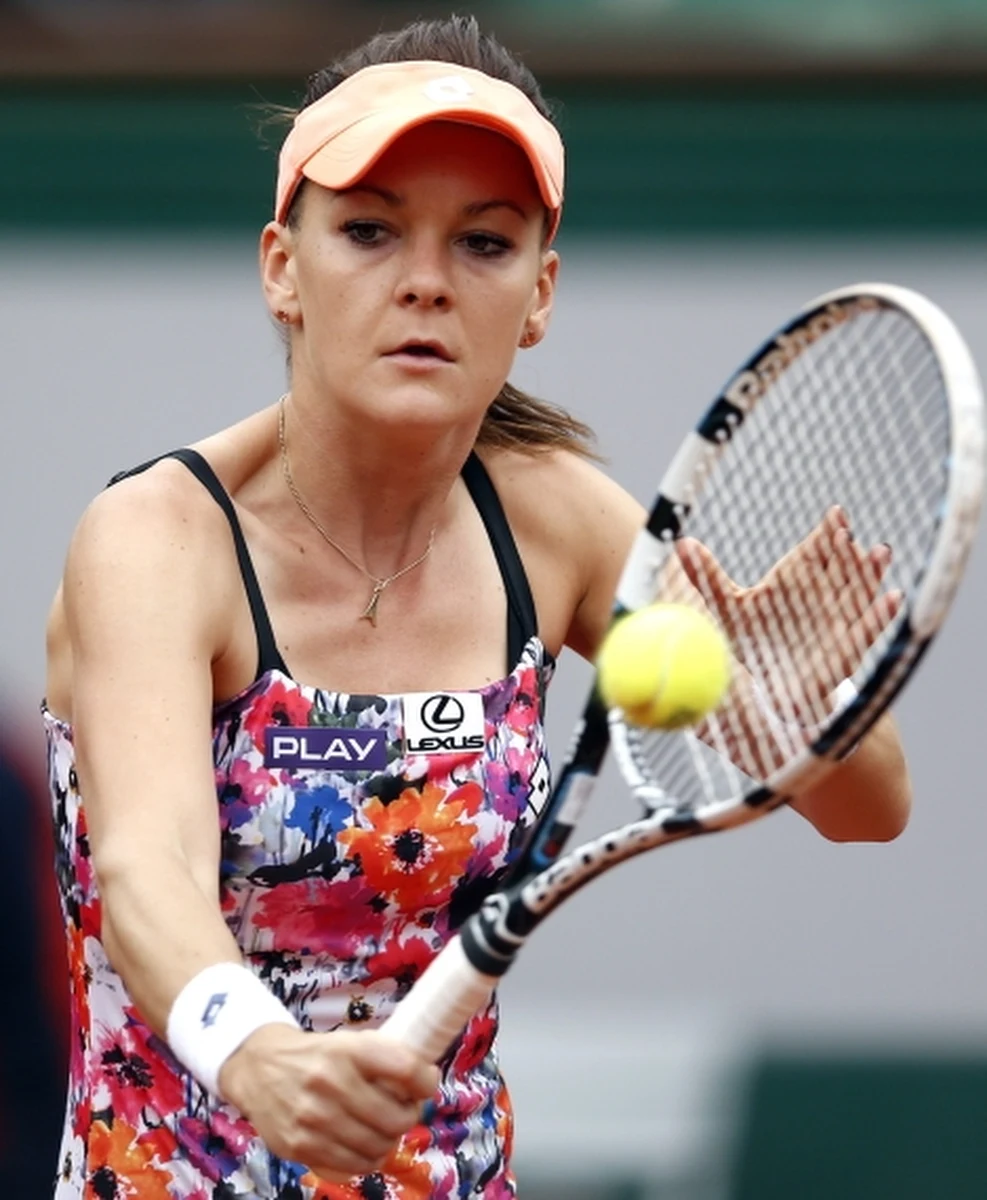 Rozstawiona z numerem trzecim Agnieszka Radwańska pokonała Chinkę Shuai Zhang 6:3, 6:0 w pierwszej rundzie wielkoszlemowego turnieju tenisowego na kortach Rolanda Garrosa w Paryżu. W kolejnej rundzie zmierzy się ze zwyciężczynią pojedynku pomiędzy Francuzką Mathilde Johansson i Czeszką Karoliną Pliskovą. 