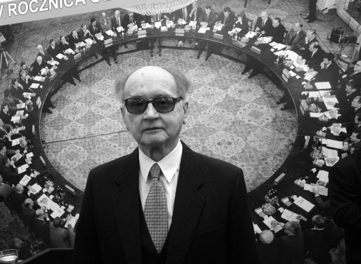 ​Jak poinformowała szefowa prezydenckiego biura prasowego Joanna Trzaska-Wieczorek, przed podjęciem jakichkolwiek działań, co do pogrzebu Wojciecha Jaruzelskiego konieczne jest poznanie woli rodziny. Generał zmarł dziś w szpitalu w Warszawie. Miał 91 lat.