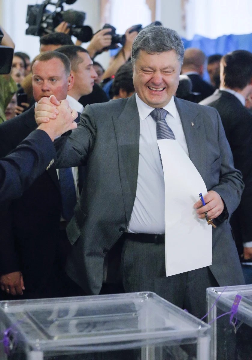 Znany biznesmen i były szef ukraińskiej dyplomacji Petro Poroszenko zwyciężył w wyborach prezydenckich na Ukrainie - wynika z sondaży powyborczych. Poroszenko zdobył ponad 50 proc. głosów i tym samym zwyciężył w pierwszej turze głosowania.
