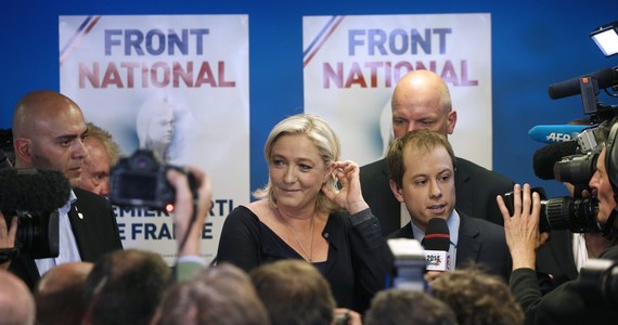 Skrajnie prawicowy, ksenofobiczny i nacjonalistyczny Front Narodowy zwyciężył w wyborach do Parlamentu Europejskiego we Francji. Partia pod wodzą Marine Le Pen zdobyła 25 proc. głosów - wynika z sondażowych wyników głosowania. Jeśli takie rezultaty potwierdzą się w ostatecznych wynikach, będzie to pierwsze zwycięstwo antyemigracyjnego i antyunijnego ugrupowania w wyborach we Francji - pisze agencja Reutera.