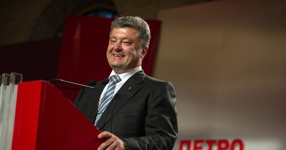 Nowy prezydent Ukrainy Petro Poroszenko zaraz po zaprzysiężeniu odwiedzi Donbas. Zapowiedział, że postara się szybko rozprawić z separatystami. Jak wynika z cząstkowych wyników po podliczeniu 40 proc. protokołów wyborczych w wersji elektronicznej, we wczorajszych wyborach zdobył 54,09 proc. głosów i wygrał wybory prezydenckie już w pierwszej turze.