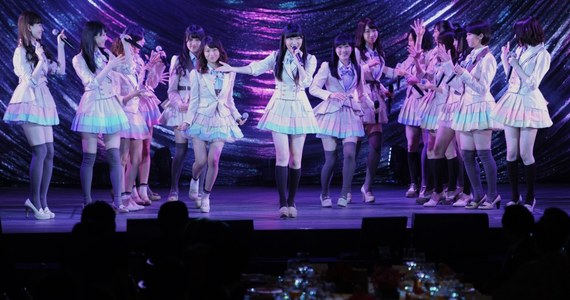 Członkinie popularnego japońskiego zespołu AKB48 zostały zaatakowane przez swojego fana piłą. ​Obydwie z ranami ciętymi zostały przewiezione do szpitala, gdzie natychmiast je operowano. 