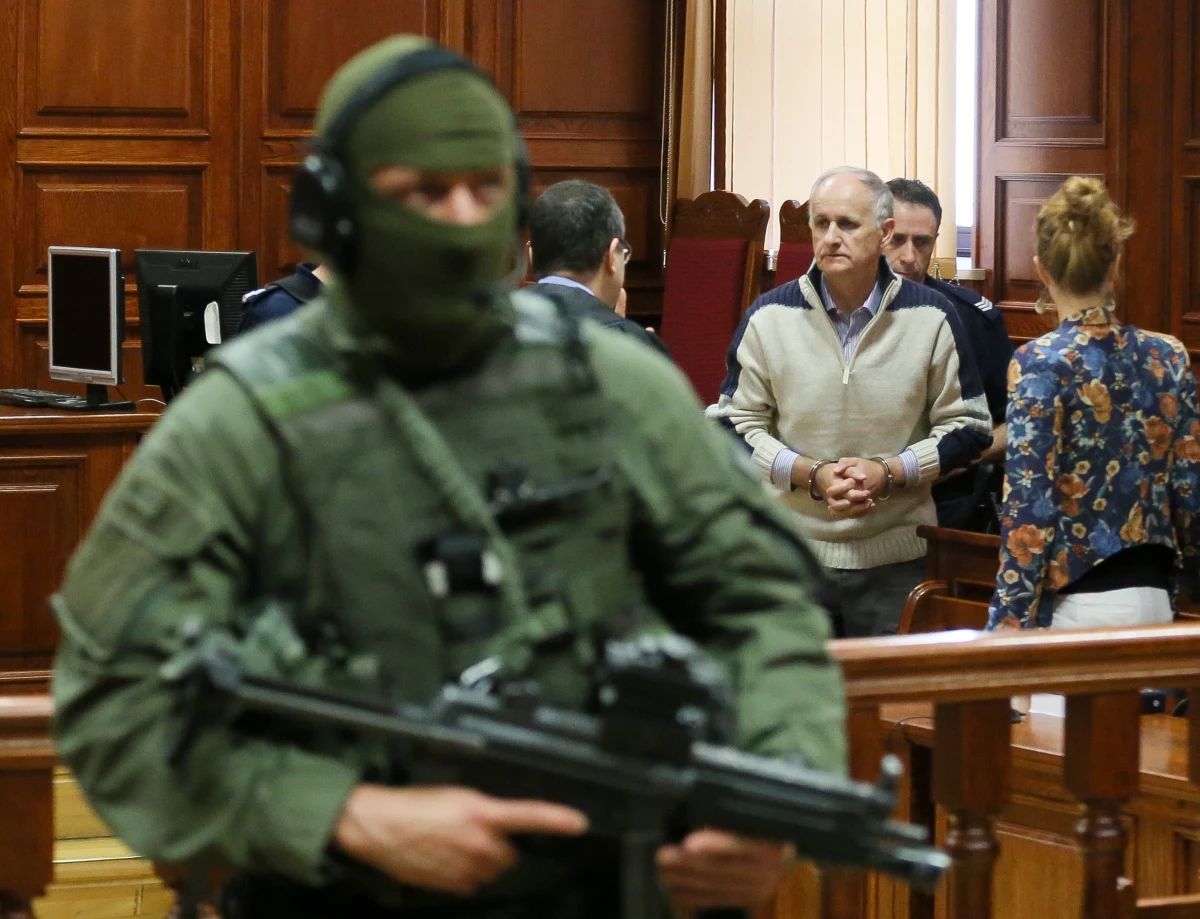 25 lat więzienia - taką karę będzie odbywał w Polsce serbski zbrodniarz wojenny gen. Radislav Krstić. Stołeczny sąd dostosował do polskiego systemu prawnego karę 35 lat więzienia, wymierzoną Serbowi przez Międzynarodowy Trybunał Karny dla byłej Jugosławii w Hadze. Dostosowanie było konieczne, bowiem polskie prawo nie przewiduje kary 35 lat więzienia.