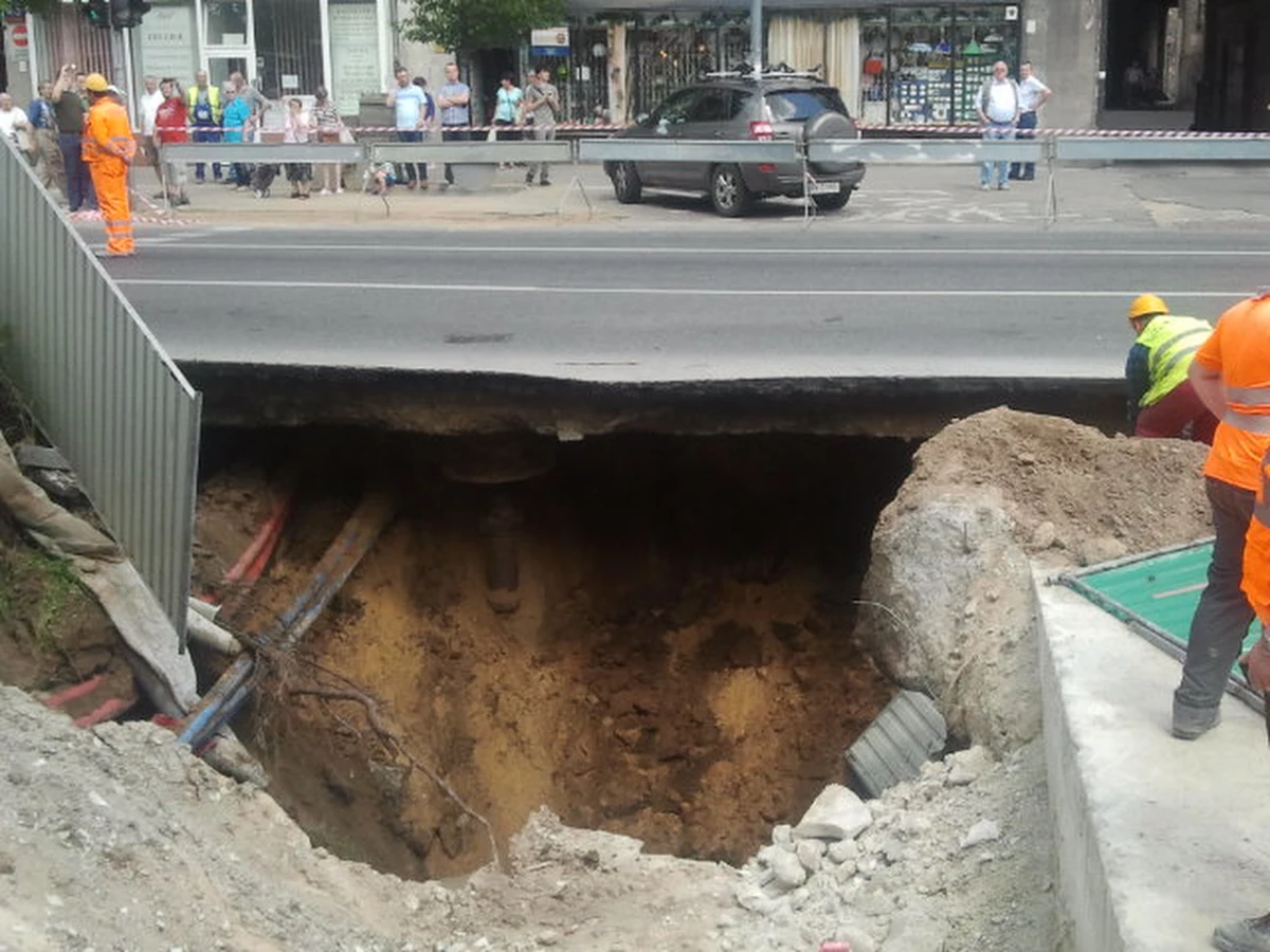 Katastrofa budowlana na warszawskiej Pradze. Nad tunelem budowanej nowej linii metra zapadła się jezdnia na ulicy Targowej. Na szczęście nikomu nic się nie stało. Informację otrzymaliśmy na Gorącą Linię RMF FM.