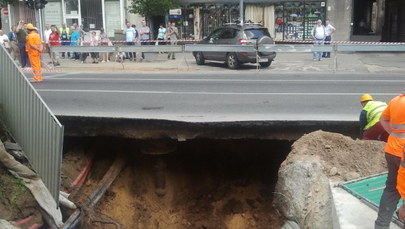 Katastrofa budowlana w stolicy. Zapadła się jezdnia nad metrem