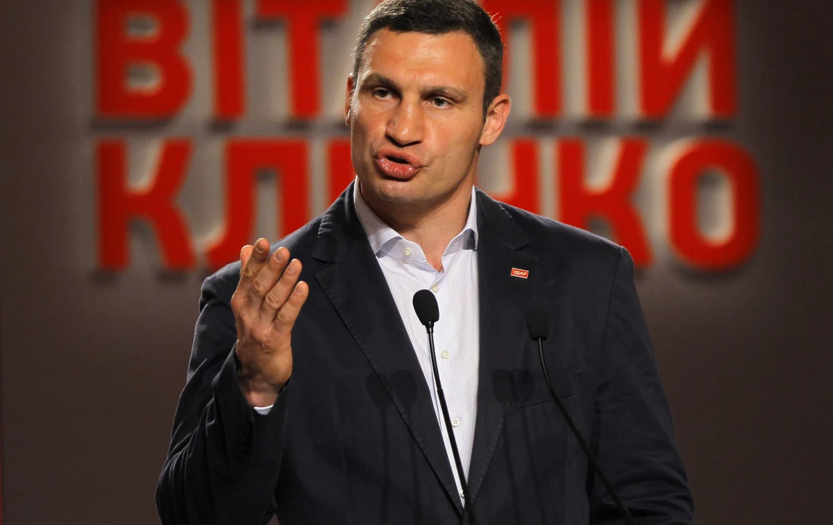 "Trzeba powiedzieć jasno: barykady na Majdanie już wypełniły swoją rolę. Jeśli je usuniemy to będzie to bardzo dobry przykład dla wschodu Ukrainy" - mówi w rozmowie z RMF FM jeden z głównych liderów ukraińskiej rewolucji Witalij Kliczko. Ten były bokserski mistrz świata został wybrany merem Kijowa, a jego najbliższy sojusznik, miliarder Petro Poroszenko został prezydentem. Według Kliczki, wynik wyborów świadczy o tym, że kijowski Majdan jest już niepotrzebny. Nie ma jednak zamiaru rozbierać go siłą.