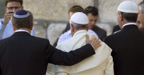 Podczas spotkania z naczelnymi rabinami Izraela w poniedziałek w Jerozolimie papież Franciszek zaapelował do strony żydowskiej o współpracę na rzecz pokoju oraz o wspólny wysiłek, by przeciwstawić się wszelkim formom antysemityzmu i dyskryminacji.
