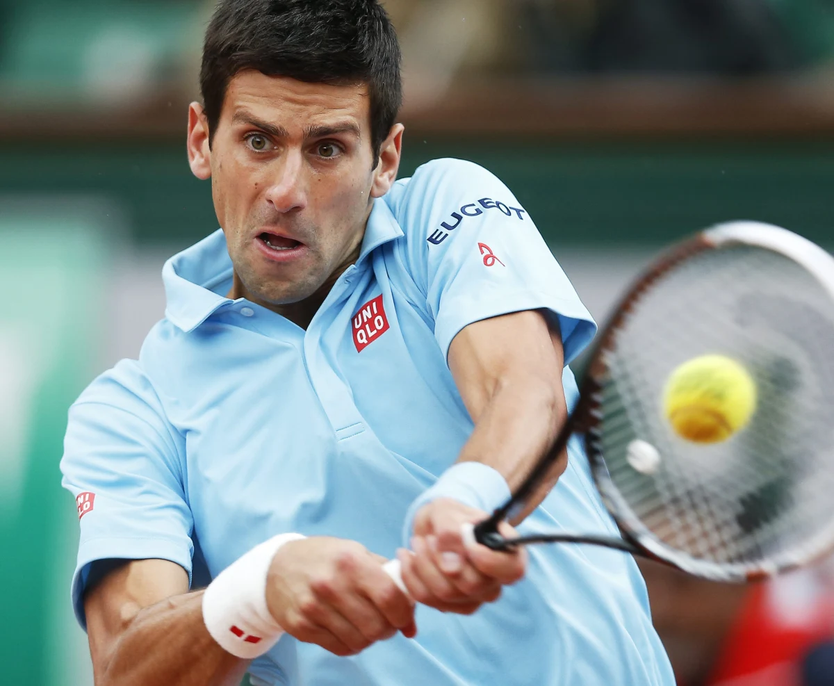 Rozstawiony z numerem drugim Serb Novak Djokovic pokonał Portugalczyka Joao Sousę 6:1, 6:2, 6:4 w pierwszej rundzie wielkoszlemowego turnieju tenisowego Roland Garros w Paryżu. Mecz, podobnie jak kilka innych, był dwukrotnie przerwany z powodu deszczu. W jednej z przerw, tenisista uciął sobie pogawędkę z chłopcem od podawania piłek. 