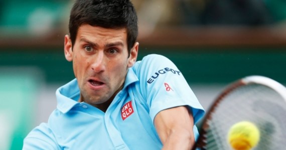 Rozstawiony z numerem drugim Serb Novak Djokovic pokonał Portugalczyka Joao Sousę 6:1, 6:2, 6:4 w pierwszej rundzie wielkoszlemowego turnieju tenisowego Roland Garros w Paryżu. Mecz, podobnie jak kilka innych, był dwukrotnie przerwany z powodu deszczu. W jednej z przerw, tenisista uciął sobie pogawędkę z chłopcem od podawania piłek. 