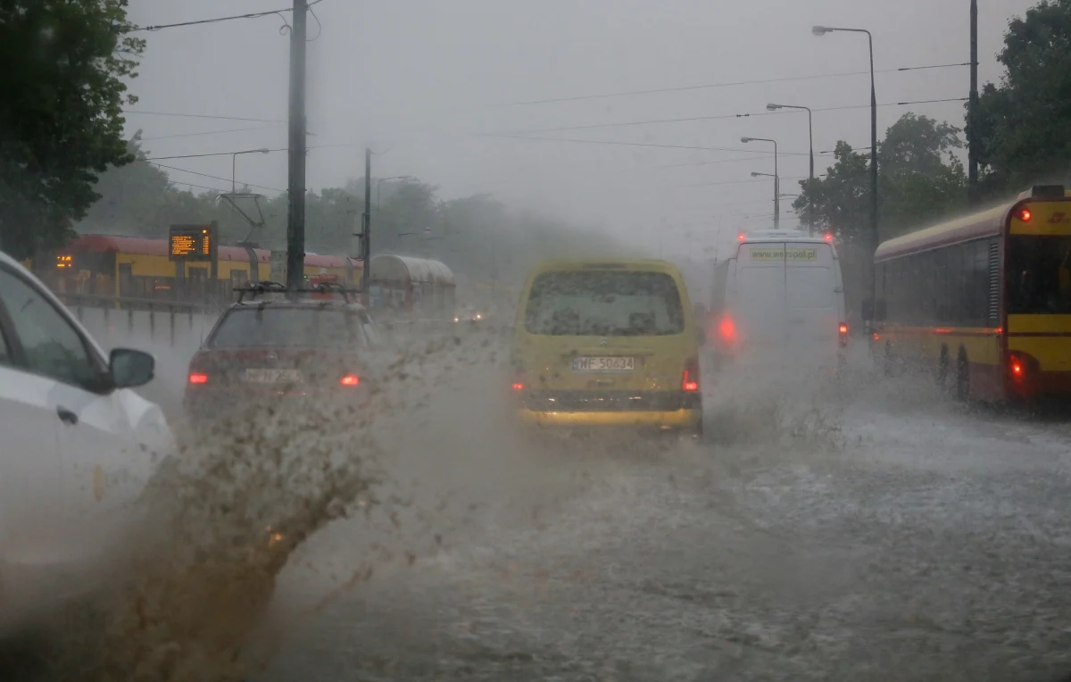 "Rozumiem, że sytuacja znowu jest bardzo poważna potencjalnie i niespodziewana. Ostrzeżeniem jest to, co się dzieje w Warszawie, ale rozumiem, że możemy się spodziewać znacznie poważniejszych zdarzeń" - powiedział Donald Tusk po posiedzeniu Rządowego Zespołu Zarządzania Kryzysowego. 