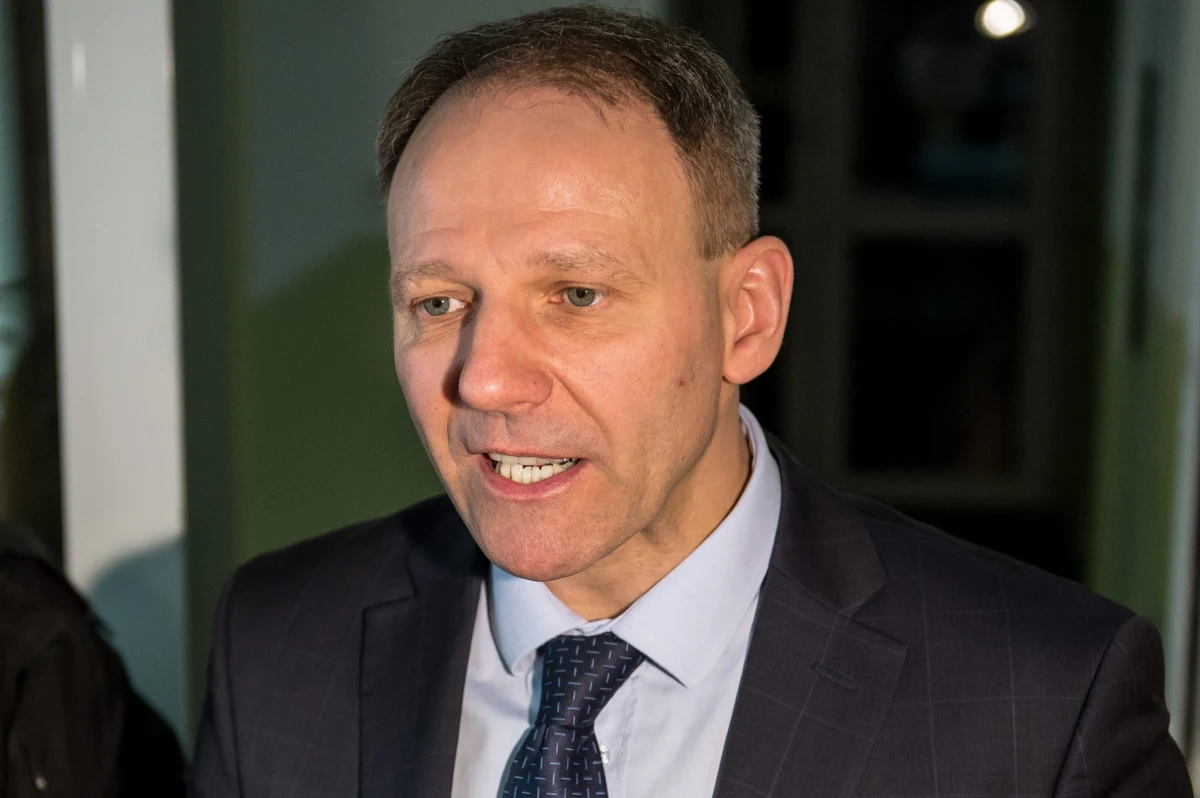 „Europosłowie, którzy nie załapali się na kolejną kadencję, dostaną na pocieszenie gigantyczne odprawy – nawet 250 tysięcy złotych!” – pisze „Fakt”. „Wystarczy, że łaskawie potwierdzą chęć otrzymania tych pieniędzy” – wyjaśnia.  