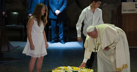 Papież Franciszek zakończył w poniedziałek wieczorem trzydniową, bardzo intensywną pielgrzymkę do Ziemi Świętej i z lotniska w Tel Awiwie wyruszył w drogę powrotną do Rzymu. Podróż obfitowała w gesty i słowa pełne symboliki.