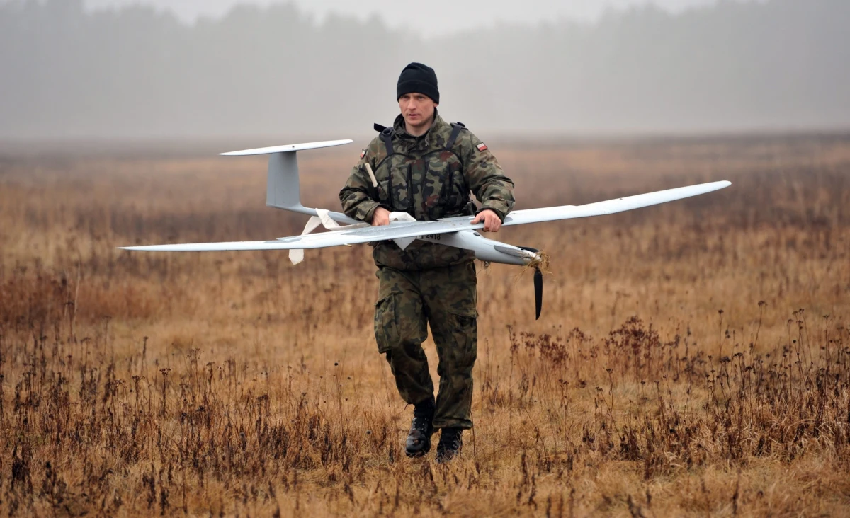 Będziemy wydawać nawet 800 milionów złotych rocznie na drony i inne bojowe roboty – pisze „Rzeczpospolita”. To element trzeciej fali inwestycji modernizujących armię. 