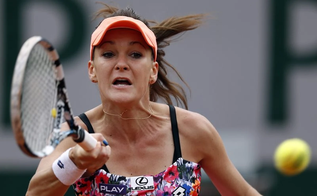 Rozstawiona z numerem trzecim Agnieszka Radwańska w drugiej rundzie wielkoszlemowego turnieju tenisowego Roland Garros w Paryżu, zmierzy się z Karoliną Pliskovą. Czeszka na otwarcie pokonała w poniedziałek Francuzkę Mathilde Johansson 6:1, 7:6 (7-5).