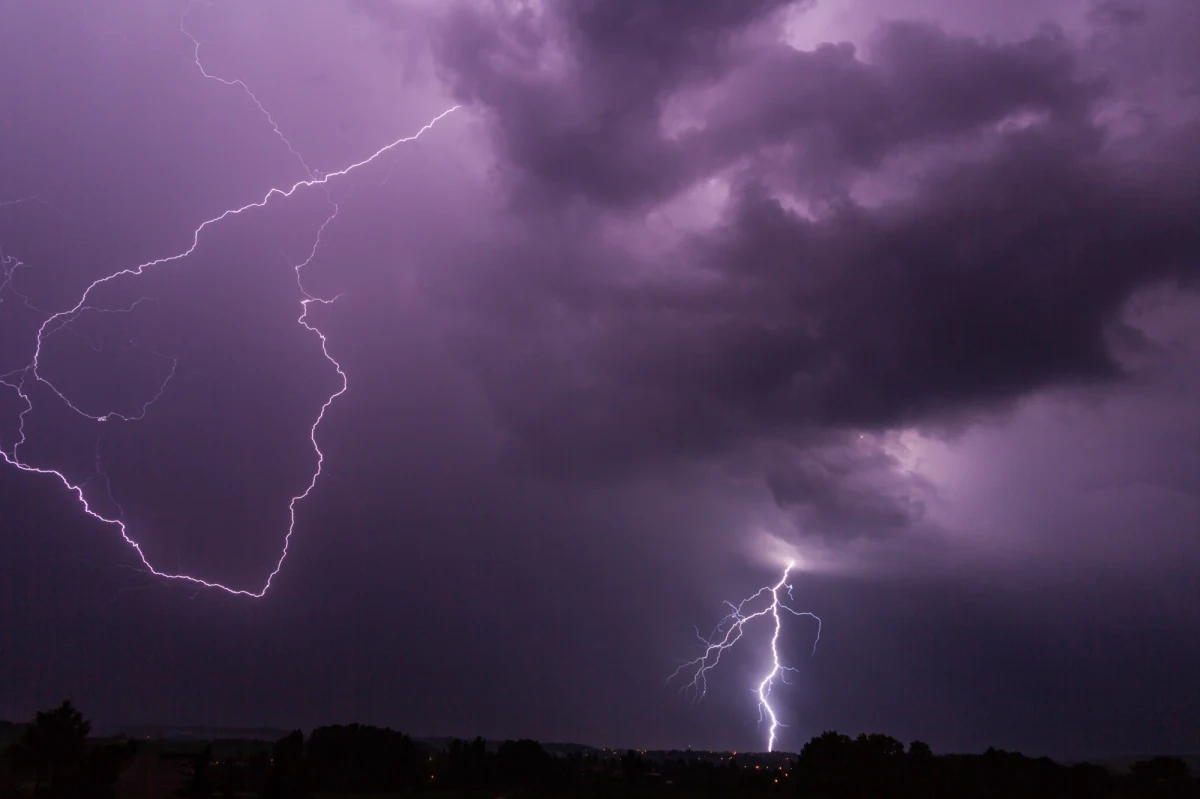 Przed gwałtownymi burzami, którym będą towarzyszyć opady ostrzega Instytut Meteorologii i Gospodarki Wodnej. Wisła przekracza stany alarmowe w dwóch miejscach - Gdańskiej Głowie i Przegalinie - ale jak zapewniają służby zarządzania kryzysowego woda systematycznie opada, nie powodując żadnych szkód. Przy samym ujściu do Bałtyku rzeka jest poniżej stanu ostrzegawczego.
