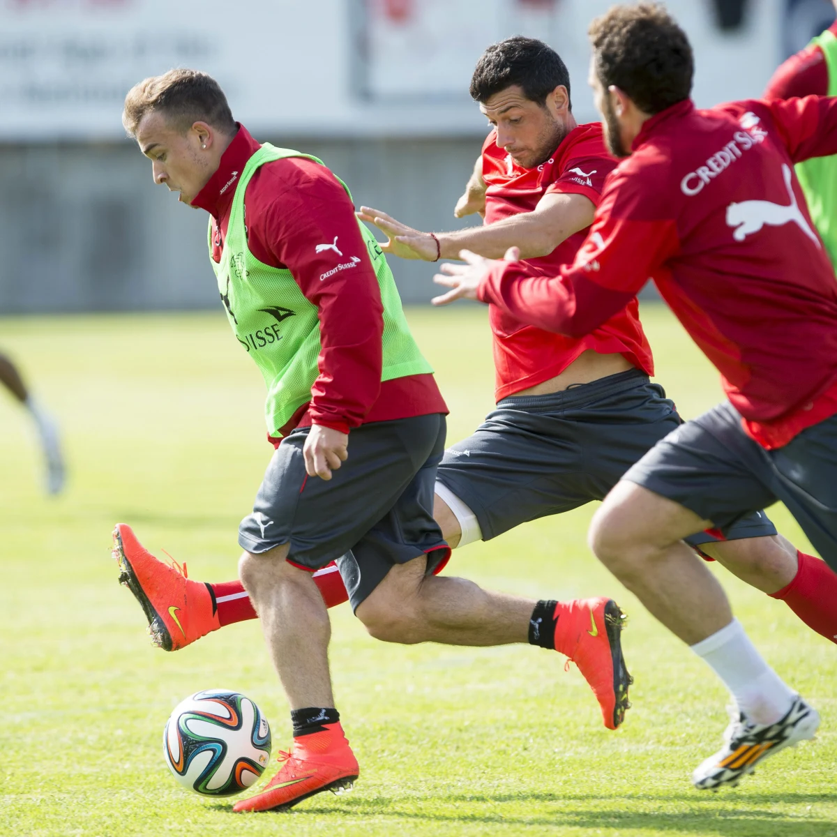 ​Futbolowa "Wieża Babel" może być jedną z rewelacji turnieju. Drużyna oparta na imigrantach i piłkarzach o podwójnym obywatelstwie w znakomitym stylu wygrała eliminacje, a na mundialu chce przynajmniej wyrównać najlepsze osiągniecie w historii, czyli ćwierćfinał mistrzostw świata sprzed 60 lat. Szwajcarzy już cztery lata temu sprawili dużą niespodziankę, pokonując w meczu otwarcia Hiszpanów. Jak będzie teraz?