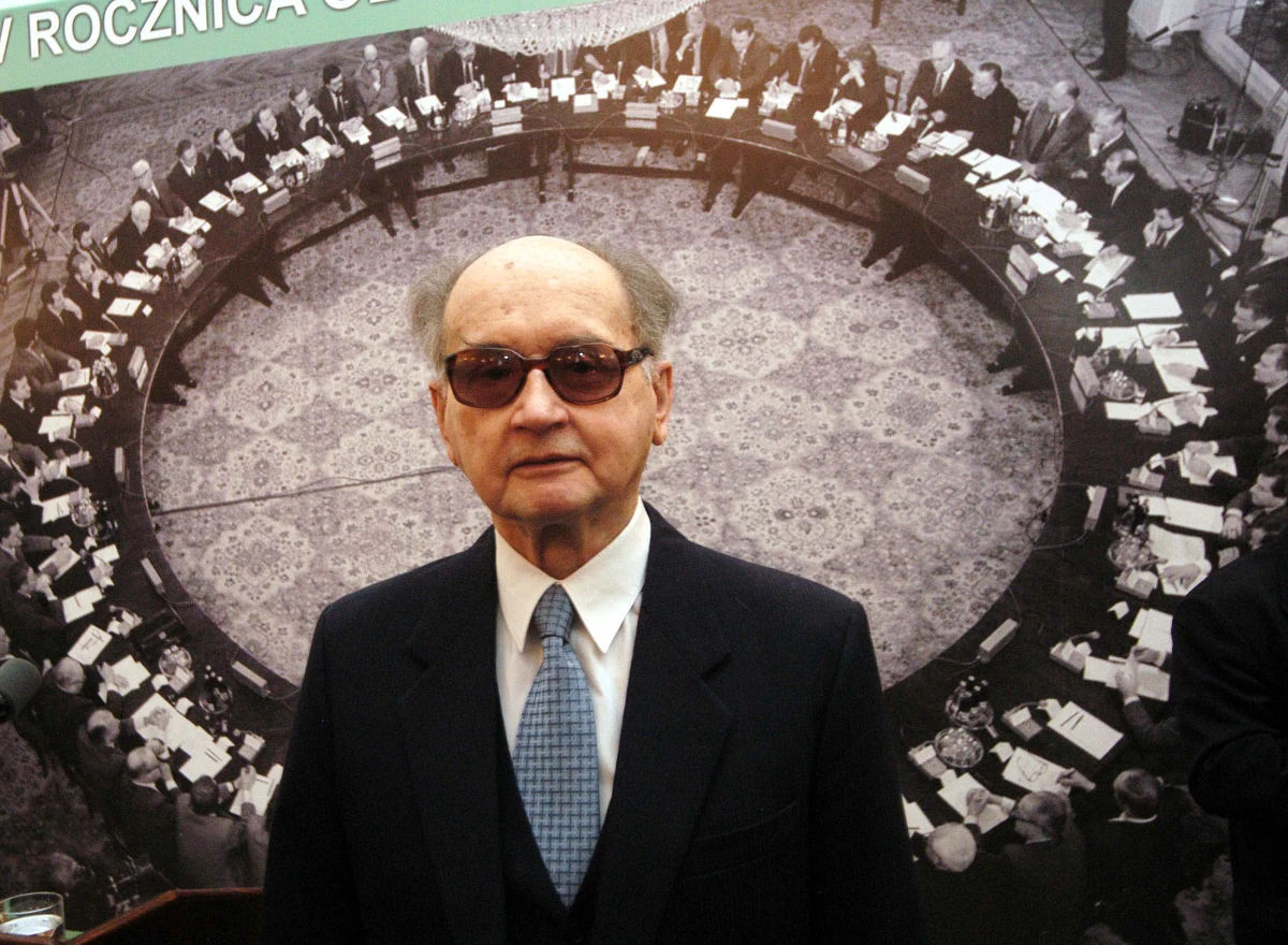 ​Pogrzeb Wojciecha Jaruzelskiego odbędzie się w piątek o godz. 12. Jak dowiedział się dziennikarz RMF FM Konrad Piasecki, generał spocznie na Cmentarzu Wojskowym na Powązkach w kwaterze I Armii Wojska Polskiego. Informację na ten temat potwierdził stołeczny ratusz.