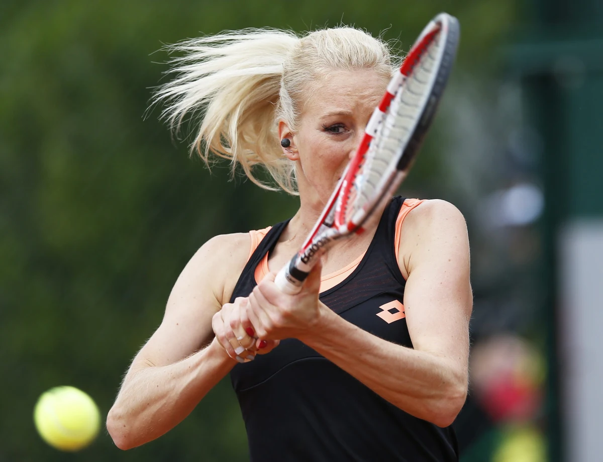 Urszula Radwańska na pierwszej rundzie zakończyła występ w wielkoszlemowym Roland Garros w Paryżu. Polska tenisistka skreczowała w pojedynku ze Magdaleną Rybarikovą przy stanie 4:6, 6:4, 3:0 dla Słowaczki. Szczęścia nie miała też rozstawiona z numerem 13. Caroline Wozniacki. Dunka przegrała z Belgijką Yaniną Wickmayer 6:7 (5-7), 6:4, 2:6.