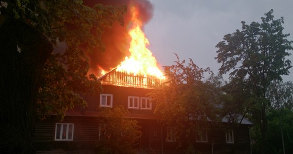 Piorun uderzył w jeden z domów wielorodzinnych w Kielcach. W budynku wybuchł pożar. Informację o tym zdarzeniu otrzymaliśmy na Gorącą Linię RMF FM.