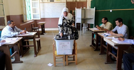 Rozpoczęte w poniedziałek dwudniowe wybory prezydenckie w Egipcie zostały we wtorek przedłużone o jeden dzień z powodu niższej niż oczekiwano frekwencji - poinformował państwowy dziennik "Al-Ahram", powołując się na członka komisji wyborczej.
