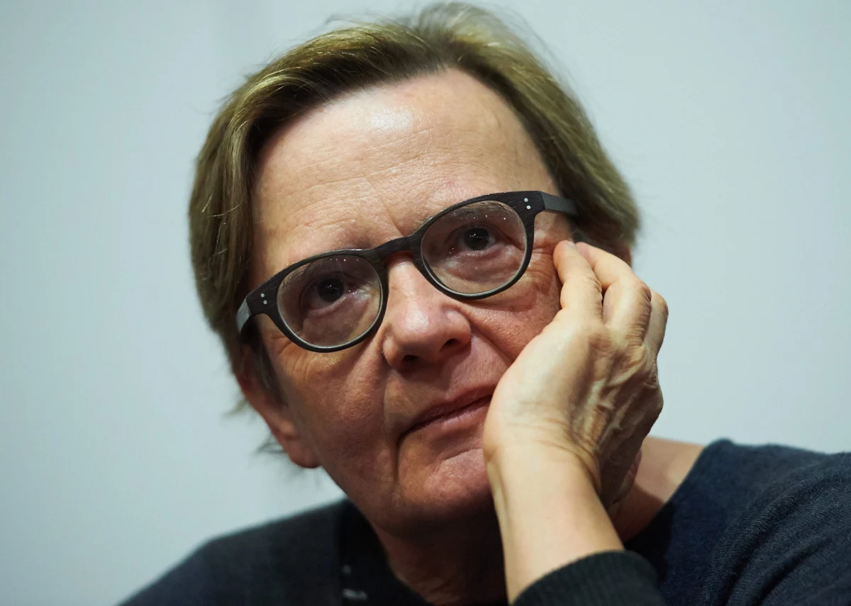 Agnieszka Holland otrzymała nagrodę Culture.pl Superbrands, przyznawaną przez Instytut Adama Mickiewicza za upowszechnianie kultury polskiej za granicą. "Kultura rzeczywiście jest czymś najcenniejszym, a przynajmniej bardzo cennym (...). Najważniejsze jest to, że ciągle nam się chce, że możemy dać coś takiego, co budzi nie tylko emocje, ale otwiera też okna serc i umysłów" - powiedziała reżyserka. 