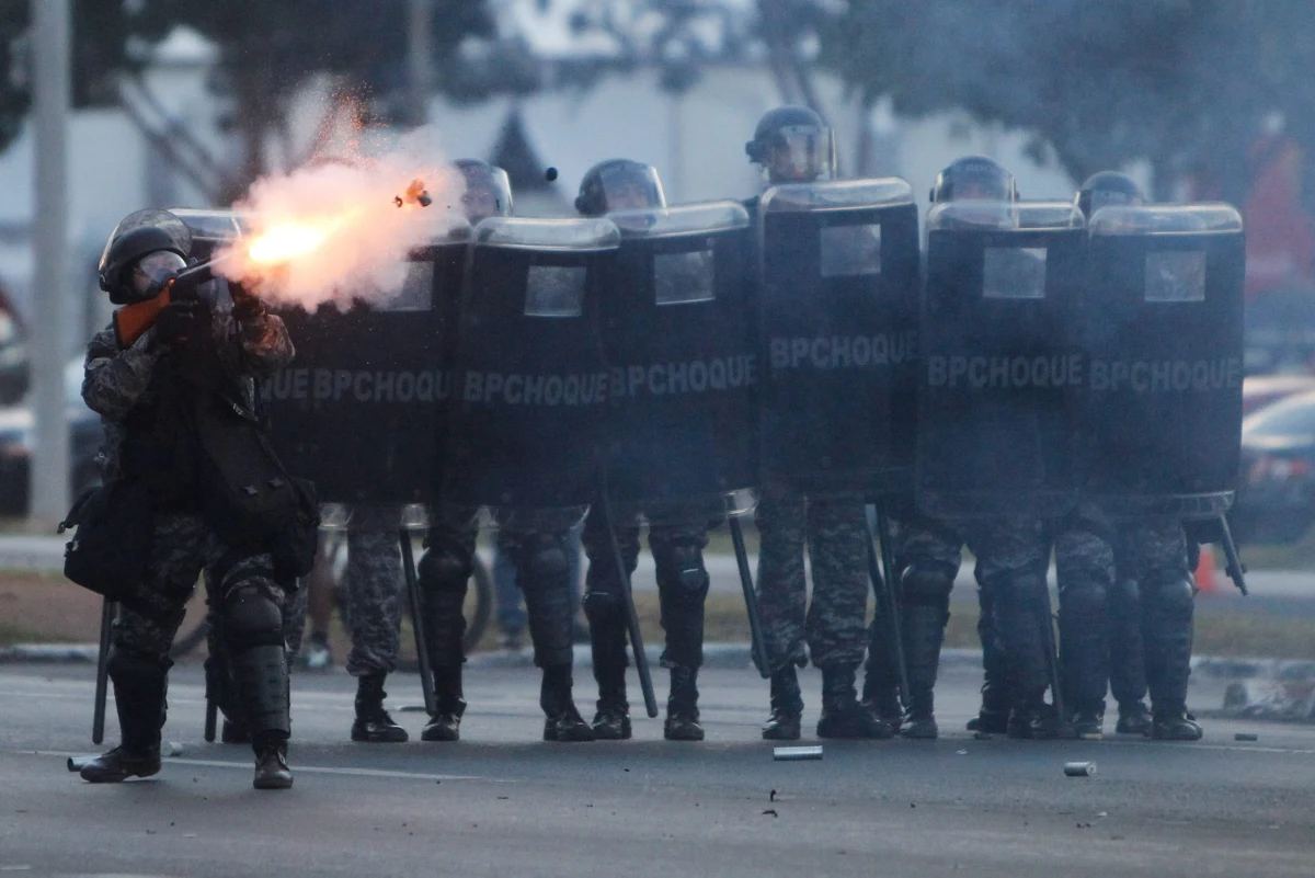 Brazylijska policja użyła wczoraj gazu łzawiącego, by w stolicy kraju rozpędzić liczącą około tysiąca osób demonstrację przeciwników piłkarskich mistrzostw świata. Protest odbył się w Brasilii pod stadionem Mane Garrincha. Wśród manifestujących byli południowoamerykańscy Indianie, działacze organizacji społecznych, dzieci oraz starcy. Stojący naprzeciw tłumu oddział policji został obrzucony kamieniami.