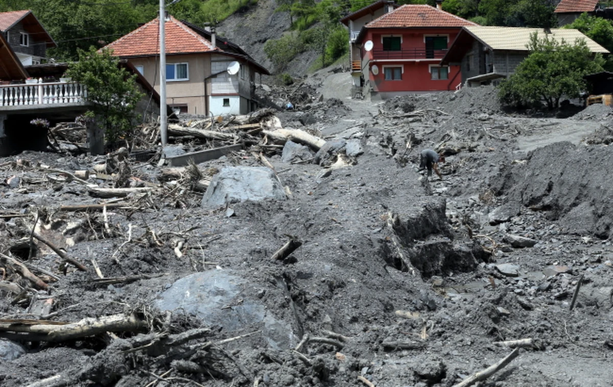 Jak dowiedział się dziennikarz RMF FM, w poniedziałek polscy strażacy mają zakończyć pracę w bośniackim mieście Samacz, zalanym przez gigantyczną powódź na Bałkanach. Ekipa 37 ratowników z Krosna pojechała tam przed tygodniem. 