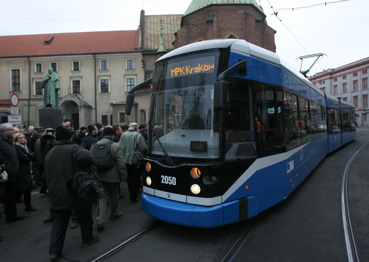 Krakowskie Miejskie Przedsiębiorstwo Komunikacyjne nie zawiesi kursowania tramwajów typu bombardier. Wczoraj na ulicy Doktora Twardego doszło do groźnego wypadku. Ze składu numer 50 wypadł pasażer. Mężczyzna stracił równowagę i z impetem uderzył w drzwi, które nie wytrzymały siły uderzenia. 61-latek trafił do szpitala z ciężkimi obrażeniami.