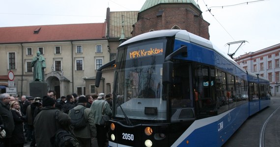 Krakowskie Miejskie Przedsiębiorstwo Komunikacyjne nie zawiesi kursowania tramwajów typu bombardier. Wczoraj na ulicy Doktora Twardego doszło do groźnego wypadku. Ze składu numer 50 wypadł pasażer. Mężczyzna stracił równowagę i z impetem uderzył w drzwi, które nie wytrzymały siły uderzenia. 61-latek trafił do szpitala z ciężkimi obrażeniami.
