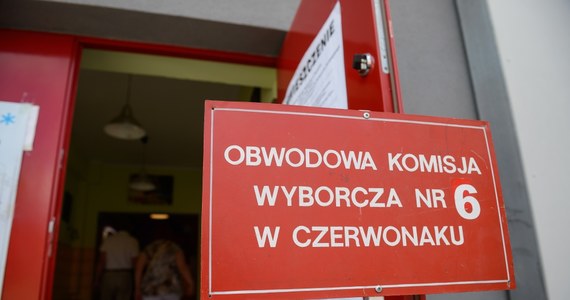 Państwowa Komisja Wyborcza broni się przed zarzutami, jakoby zbyt długo zwlekała z ogłoszeniem wyników wyborów do europarlamentu. Polacy poznali wyniki ponad dobę po zamknięciu lokali wyborczych. W Niemczech natomiast wyniki podano już o 2:30 w nocy.