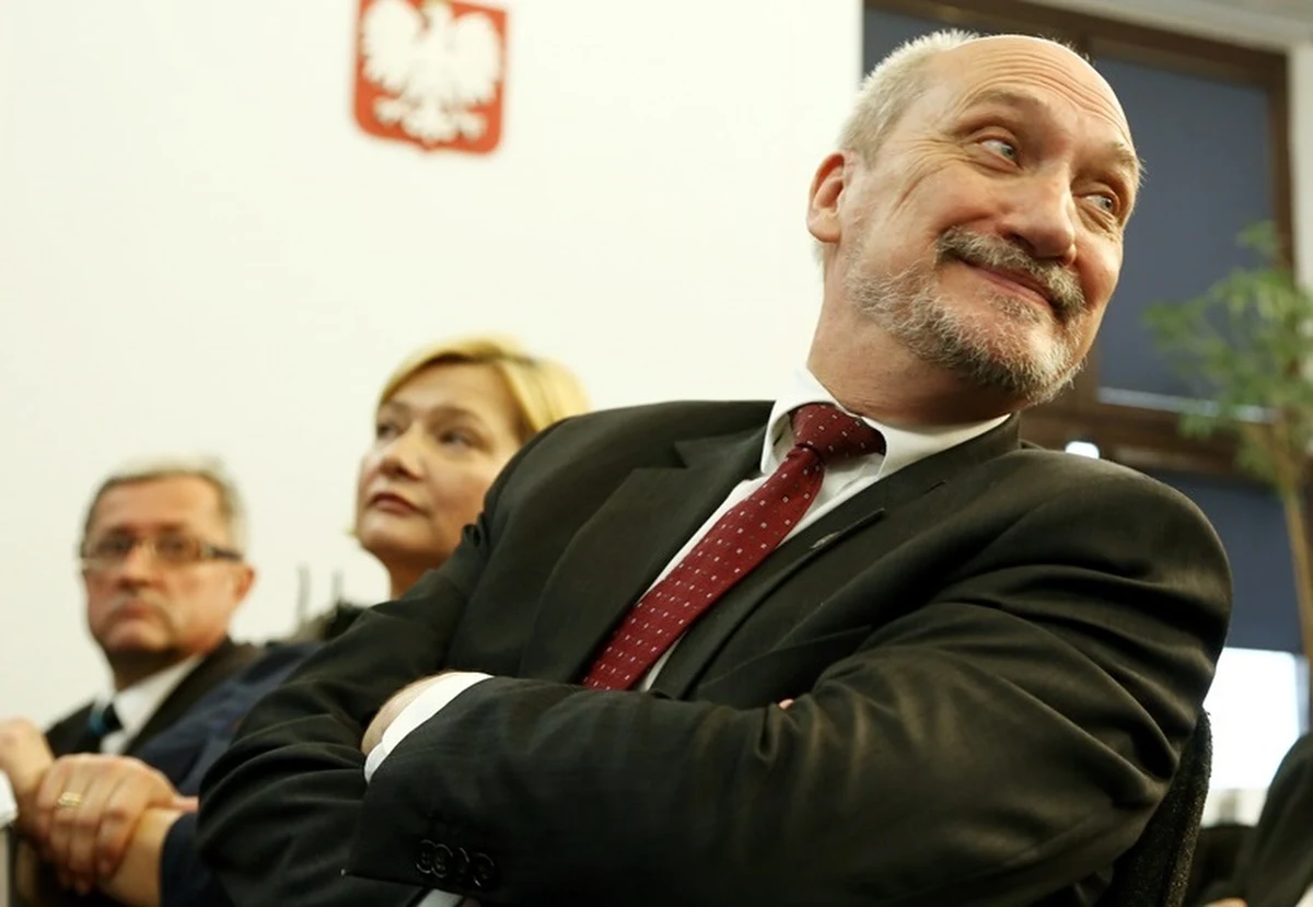 "To sytuacja, która naraża cały przebieg głosowania" -  tak Antoni Macierewicz skomentował film zaprezentowany na konferencji w Sejmie. Przedstawiciele PiS pokazali nagranie, na którym widać jak członkowie jednej z obwodowych komisji wyborczej w Warszawie opuścili lokal bez wywieszenia na drzwiach protokołu z głosowania. Według Macierewicza podobna sytuacja mogła mieć miejsce w innych komisjach w kraju.