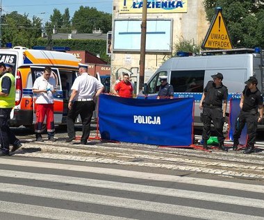 Poprzez podniesienie ręki, Poprzez machanie ręką, Powinien stanąć na skraju chodnika, Nie mam zdania