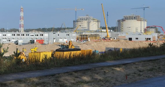 Terminal LNG w Świnoujściu jest już ukończony w 87 proc. Niedawno zakończono montaż wewnętrznych zbiorników, w których magazynowany będzie skroplony gaz ziemny. Zamontowano też kolumny nalewcze do wtłaczana LNG do zbiorników - podała spółka Polskie LNG.