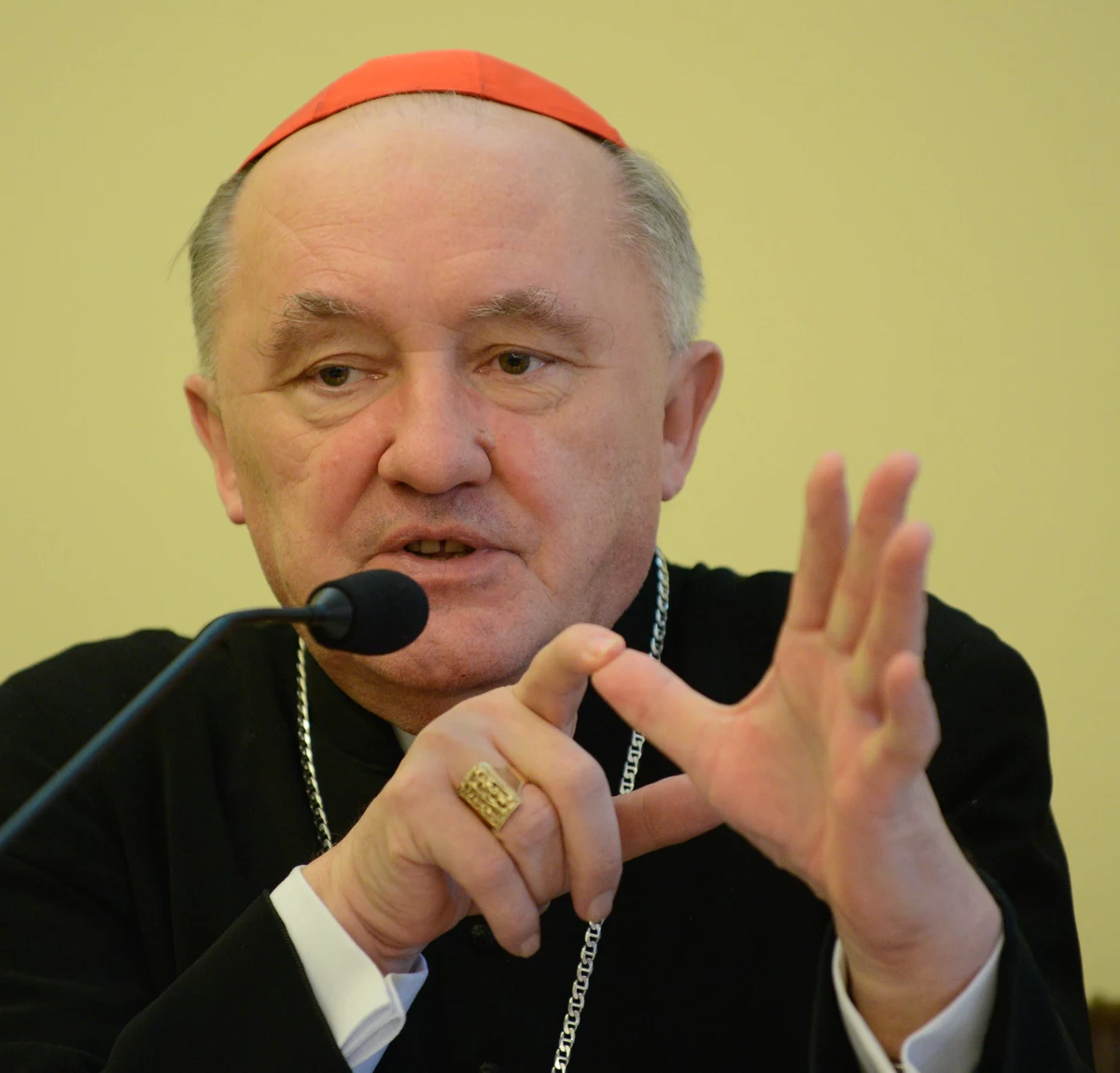 "Postać gen. Wojciecha Jaruzelskiego jest postacią tragiczną i będzie budziła wątpliwości przynajmniej przez sto lat, a może nawet więcej. Okres stanu wojennego oraz lata 50., 60. i 70., w których działał gen. Jaruzelski, był czasem tragicznym dla Polski" - powiedział kardynał Kazimierz Nycz. 