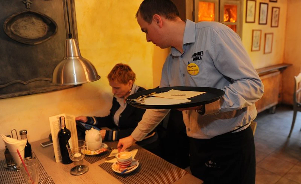 Każdego lata tysiące młodych ludzi podejmuje pracę sezonową. Szczególnie ci, którzy robią to po raz pierwszy mogą być narażeni na wiele pułapek.