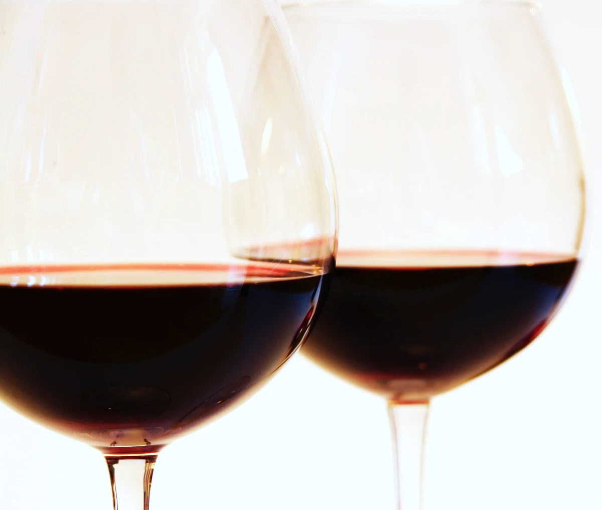 Ponad 30 tysięcy butelek fałszywego czerwonego wina Brunello di Montalcino i Chianti skonfiskowali karabinierzy w środkowych Włoszech. Trunek niskiej jakości z podrobionymi etykietkami przeznaczony był do sprzedaży w kraju i za granicą.