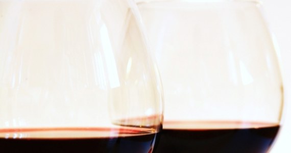 Ponad 30 tysięcy butelek fałszywego czerwonego wina Brunello di Montalcino i Chianti skonfiskowali karabinierzy w środkowych Włoszech. Trunek niskiej jakości z podrobionymi etykietkami przeznaczony był do sprzedaży w kraju i za granicą.