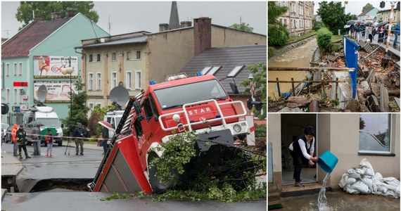 Podtopione domy, nawet 100 zalanych mieszkań i uszkodzone drogi - to skutki wieczornych ulew i wystąpienia z brzegów rzeki Białej Głuchołaskiej w Głuchołazach na Opolszczyźnie oraz mniejszych potoków w sąsiednich miejscowościach. Od rana strażacy szacują straty. Wypompowywana jest też woda z posesji i piwnic. "Lała się wszędzie, gdzie się tylko da" - mówią mieszkańcy.