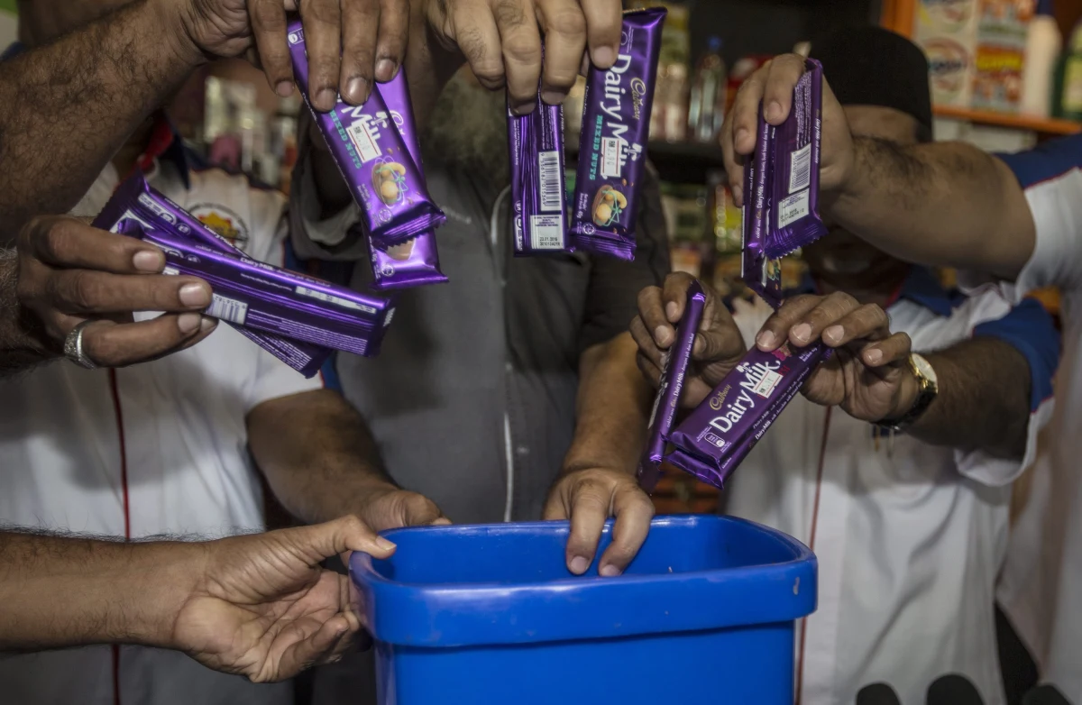 Muzułmańskie grupy broniące praw konsumenta nawołują do bojkotu Cadbury i Mondelez International Inc. Badania wykazały, że dwie czekolady produkowane przez te firmy zawierają DNA świń, a islam zabrania spożywania wieprzowiny.